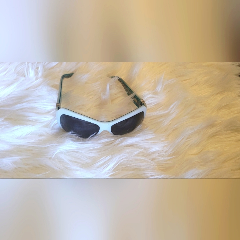 Beautiful Oscar De la Rente shades